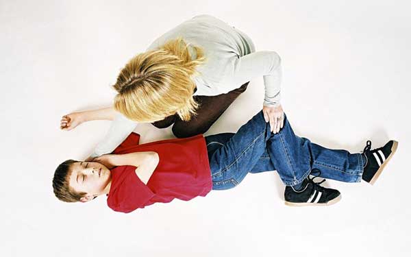 صرع یکی از علت های سرگیجه است، در این تصویر یک کودک دچار صرع شده است